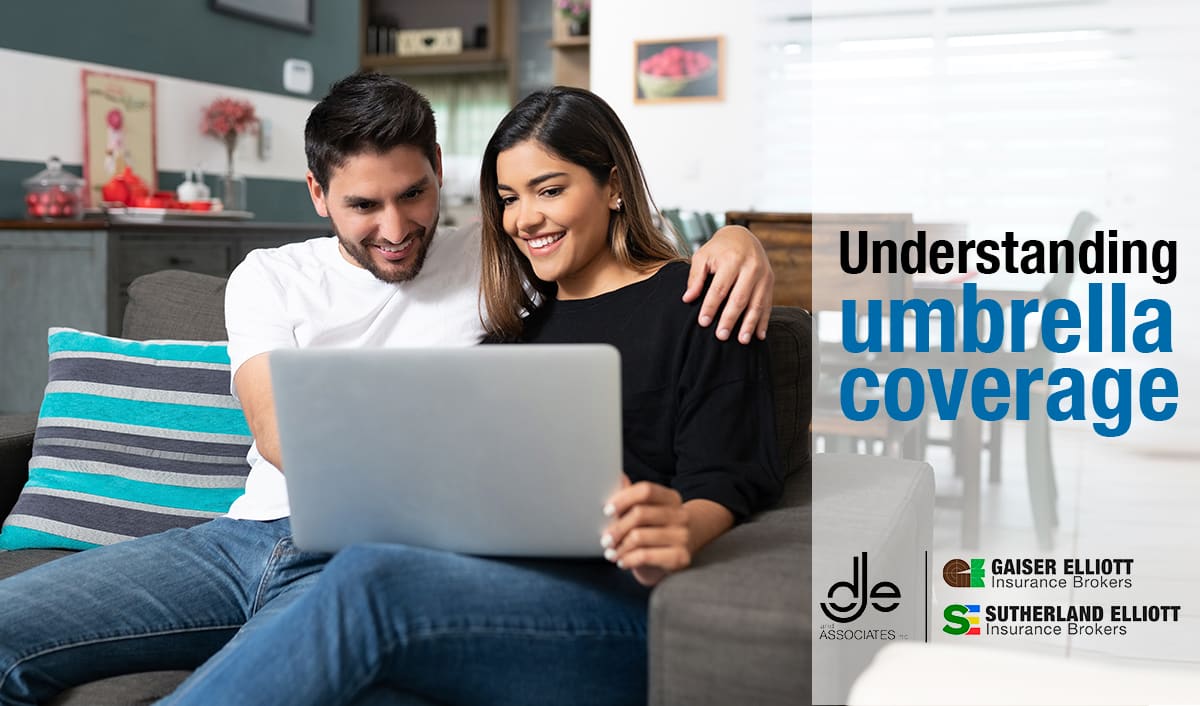 Couple buying umbrella insurance coverage